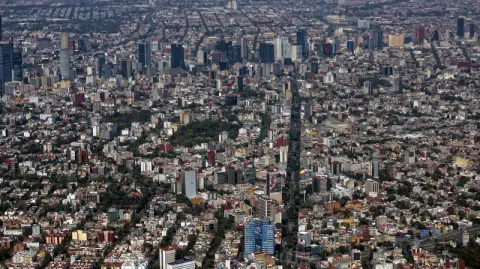 La Ciudad de México podría enfrentar un déficit importante de alojamiento para el evento, el cual atraería hasta 5 millones de personas

Para más información del tema, visita: https://www.eleconomista.com.mx/econohabitat/alertan-escasez-hospedaje-turistico-copa-mundial-20250526-760674.html

¡Síguenos en nuestras redes sociales para mantenerte informado!

Twitter: https://twitter.com/eleconomista 
Facebook: https://www.facebook.com/ElEconomista.mx
Instagram: https://www.instagram.com/eleconomistamx
LinkedIn: https://www.linkedin.com/company/el-economista/

#ElEconomista #EETV