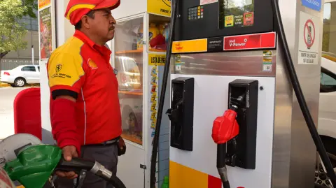 El gigante energético europeo Shell Mobility saldrá de México y venderá su negocio y marca en nuestro país a la mexicana Iconn, dueña de las marcas 7-Eleven y Petro Seven.

Para más información del tema, visita: https://www.eleconomista.com.mx/ 

¡Síguenos en nuestras redes sociales para mantenerte informado!

Twitter: https://twitter.com/eleconomista 
Facebook: https://www.facebook.com/ElEconomista.mx
Instagram: https://www.instagram.com/eleconomistamx
LinkedIn: https://www.linkedin.com/company/el-economista/

#ElEconomista #EETV