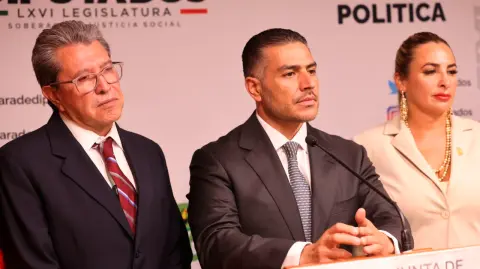 El secretario de Seguridad y Protección Ciudadana, Omar García Harfuch, acudió a una reunión de trabajo con la Junta de Coordinación Política en la Cámara de Diputados.

Para más información del tema, visita: https://www.eleconomista.com.mx/politica/elementos-guardia-nacional-resguardaran-elecciones-judiciales-harfuch-20250526-760826.html 

¡Síguenos en nuestras redes sociales para mantenerte informado!

Twitter: https://twitter.com/eleconomista 
Facebook: https://www.facebook.com/ElEconomista.mx
Instagram: https://www.instagram.com/eleconomistamx
LinkedIn: https://www.linkedin.com/company/el-economista/

#ElEconomista #EETV