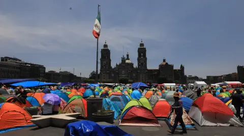 Las dependencias federales insistieron en que se mantiene la "apertura al diálogo y la construcción de acuerdos" con los integrantes de la Coordinadora Nacional de Trabajadores de la Educación.

Para más información del tema, visita: https://www.eleconomista.com.mx/politica/segob-sep-convocan-cnte-continuar-mesas-trabajo-miercoles-plantearan-nueva-propuesta-20250527-760982.html

¡Síguenos en nuestras redes sociales para mantenerte informado!

Twitter: https://twitter.com/eleconomista 
Facebook: https://www.facebook.com/ElEconomista.mx
Instagram: https://www.instagram.com/eleconomistamx
LinkedIn: https://www.linkedin.com/company/el-economista/

#ElEconomista #EETV