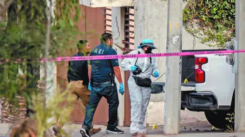 Autoridades mexicanas reportaron este jueves el hallazgo de cinco cadáveres que se presume pertenecen a los integrantes de un grupo musical cuyo paradero se desconocía desde el domingo, informó el gobierno del estado de Tamaulipas.

Para más información del tema, visita: https://www.eleconomista.com.mx/politica/encuentran-cinco-cuerpos-integrantes-grupo-musical-fugitivo-20250529-761304.html

¡Síguenos en nuestras redes sociales para mantenerte informado!

Twitter: https://twitter.com/eleconomista 
Facebook: https://www.facebook.com/ElEconomista.mx
Instagram: https://www.instagram.com/eleconomistamx
LinkedIn: https://www.linkedin.com/company/el-economista/

#ElEconomista #EETV