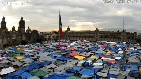 Sin acuerdos con el Gobierno, maestros intensifican protestas; plantón sigue en el Zócalo.