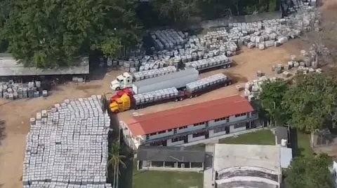 Autoridades mexicanas recuperaron más de tres millones de litros de "hidrocarburo" en un predio ubicado en Tabasco.

Para más información del tema, visita:https://www.eleconomista.com.mx/politica/aseguran-3-millones-litros-huachicol-sheinbaum-celebra-decomiso-20250530-761490.html

¡Síguenos en nuestras redes sociales para mantenerte informado!

Twitter: https://twitter.com/eleconomista 
Facebook: https://www.facebook.com/ElEconomista.mx
Instagram: https://www.instagram.com/eleconomistamx
LinkedIn: https://www.linkedin.com/company/el-economista/

#ElEconomista #EETV