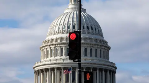 El demócrata Greg Stanton presentó una propuesta para que el Congreso de EU rechace las reformas constitucionales en México, la cual fue secundada por la republicana María Elvira Salazar. Advierten riesgos para el Estado de derecho y el T-MEC.

Para más información del tema, visita: https://www.eleconomista.com.mx/internacionales/congresistas-eu-impulsan-resolucion-reformas-constitucionales-4t-20250530-761491.html 

¡Síguenos en nuestras redes sociales para mantenerte informado!

Twitter: https://twitter.com/eleconomista 
Facebook: https://www.facebook.com/ElEconomista.mx
Instagram: https://www.instagram.com/eleconomistamx
LinkedIn: https://www.linkedin.com/company/el-economista/

#ElEconomista #EETV