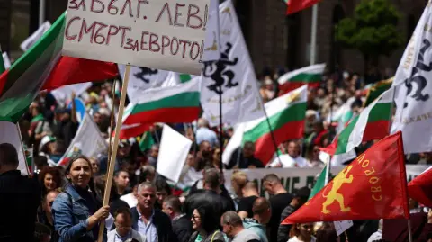 El país espera una evaluación positiva sobre su disposición a adoptar el euro por parte del Banco Central Europeo y la Comisión Europea.

Para más información del tema, visita: https://www.eleconomista.com.mx/internacionales/miles-personas-protestan-bulgaria-plan-adoptar-euro-20250531-761581.html 

¡Síguenos en nuestras redes sociales para mantenerte informado!

Twitter: https://twitter.com/eleconomista 
Facebook: https://www.facebook.com/ElEconomista.mx
Instagram: https://www.instagram.com/eleconomistamx
LinkedIn: https://www.linkedin.com/company/el-economista/

#ElEconomista #EETV