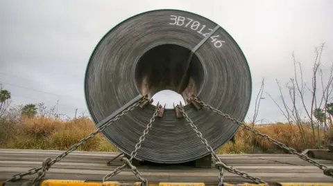 Los precios del acero y el aluminio en Estados Unidos se disparaban este lunes, mientras que las acciones de los fabricantes de acero extranjeros se desplomaban después de que el presidente estadounidense, Donald Trump, dijo que duplicaría los aranceles a las importaciones de los dos metales al 50 por ciento.

Para más información del tema, visita: https://www.eleconomista.com.mx/mercados/precios-acero-aluminio-disparan-nueva-amenaza-aranceles-50-trump-20250602-761790.html

¡Síguenos en nuestras redes sociales para mantenerte informado!

Twitter: https://twitter.com/eleconomista 
Facebook: https://www.facebook.com/ElEconomista.mx
Instagram: https://www.instagram.com/eleconomistamx
LinkedIn: https://www.linkedin.com/company/el-economista/

#ElEconomista #EETV