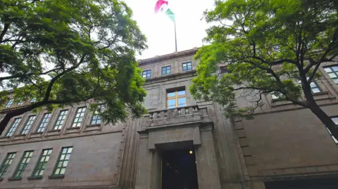 Las tres candidatas son también ministras en activo de la Suprema Corte de Justicia de la Nación.

Para más información del tema, visita: https://www.eleconomista.com.mx/politica/lenia-batres-yasmin-esquivel-loretta-ortiz-aventajan-eleccion-scjn-20250602-761781.html
Twitter: https://twitter.com/eleconomista 
Sitio web: https://www.eleconomista.com.mx/ 
Facebook: https://www.facebook.com/ElEconomista.mx 

#ElEconomista #CapitalHumano #EETV