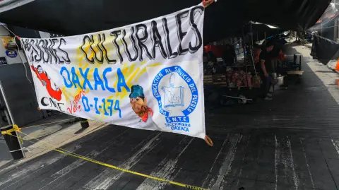 La Coordinadora Nacional de Trabajadores de la Educación confirmó que continuará con su protesta en la Ciudad de México, mientras este lunes sostendrá una reunión con la Secretaría de Gobernación.