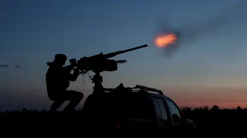 Un militar ucraniano de la unidad móvil de defensa aérea dispara una ametralladora contra un dron ruso en la región de Járkov.