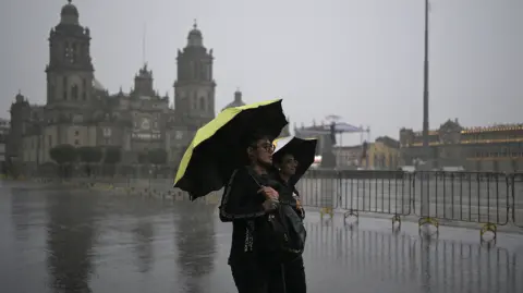 La economía mexicana mantiene debilidad, concluyó el Instituto Mexicano de Ejecutivos de Finanzas (IMEF), al interpretar sus indicadores adelantados.