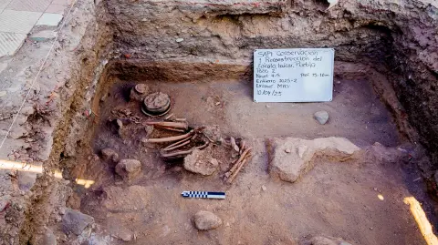 Recuperan osamentas humanas y cerámica prehispánicas de más de 800 años de antigüedad en Izúcar, Puebla.