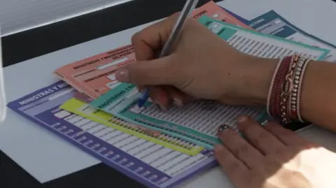 Integrantes de la misión de acompañamiento internacional de expertos electorales que hicieron observación en la pasada elección Judicial reconocieron que los acordeones para inducir el voto es un delito; no obstante, afirmaron que ellos no pudieron constatar su distribución o uso el domingo.