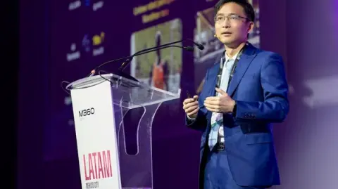 La inversión en IA en Latinoamérica alcanzará los 4,720 millones de dólares estadounidenses para 2030.

Para más información del tema, visita: https://www.eleconomista.com.mx/empresas/huawei-llama-adoptar-ia-impulsar-infraestructura-telecom-latinoamerica-20250603-761986.html 

¡Síguenos en nuestras redes sociales para mantenerte informado!

Twitter: https://twitter.com/eleconomista 
Facebook: https://www.facebook.com/ElEconomista.mx
Instagram: https://www.instagram.com/eleconomistamx
LinkedIn: https://www.linkedin.com/company/el-economista/

#ElEconomista #EETV