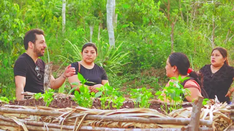 Autoridades mayas y jóvenes líderes participan en talleres de regeneración territorial comunitaria.