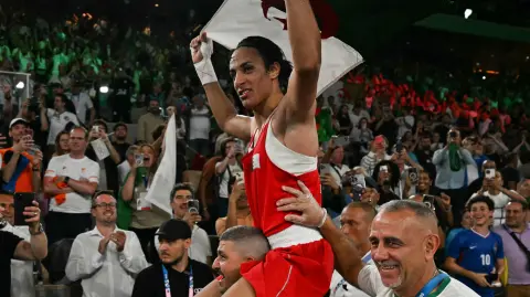 La argelina Imane Khelif  tras vencer a la china Yang Liu en la final de boxeo femenino de 66 kg de los Juegos Olímpicos de París 2024.