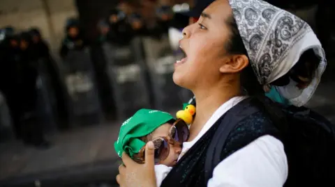 En 2021 la Suprema Corte declaró inconstitucionales las leyes que criminalizan el aborto.

Para más información del tema, visita: https://www.eleconomista.com.mx/politica/guanajuato-rechaza-despenalizar-aborto-20250605-762428.html

¡Síguenos en nuestras redes sociales para mantenerte informado!

Twitter: https://twitter.com/eleconomista 
Facebook: https://www.facebook.com/ElEconomista.mx
Instagram: https://www.instagram.com/eleconomistamx
LinkedIn: https://www.linkedin.com/company/el-economista/

#ElEconomista #EETV #Aborto