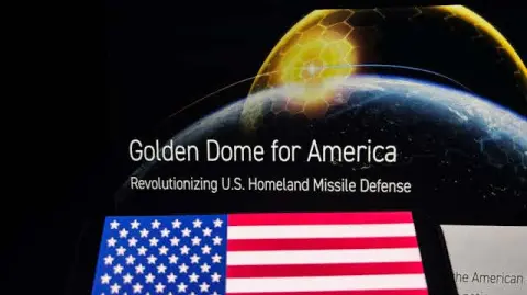 Poster que anuncia el proyecto del Golden Dome propuesto por Donald Trump. Foto: Shutterstock