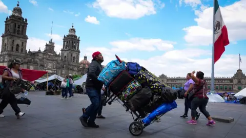 Las clases en Oaxaca se reanudarán a partir del lunes 9 de junio.

Para más información del tema, visita: https://www.eleconomista.com.mx/politica/cnte-comienza-retirarse-zocalo-cdmx-20250606-762628.html 

¡Síguenos en nuestras redes sociales para mantenerte informado!

Twitter: https://twitter.com/eleconomista 
Facebook: https://www.facebook.com/ElEconomista.mx
Instagram: https://www.instagram.com/eleconomistamx
LinkedIn: https://www.linkedin.com/company/el-economista/

#ElEconomista #EETV
