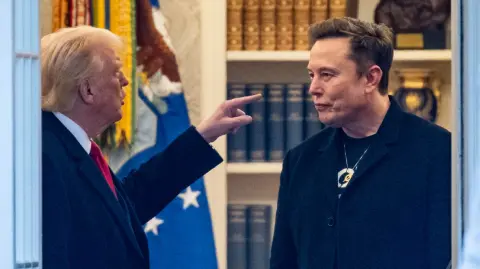 A última hora del viernes, Trump sugirió una revisión de los contratos del Gobierno federal que tiene Musk. 

Para más información del tema, visita: https://www.eleconomista.com.mx/internacionales/trump-dice-musk-afrontara-consecuencias-graves-financia-democratas-20250607-762647.html 

¡Síguenos en nuestras redes sociales para mantenerte informado! 

Twitter: https://twitter.com/eleconomista 
Facebook: https://www.facebook.com/ElEconomista.mx 
Instagram: https://www.instagram.com/eleconomistamx 
LinkedIn: https://www.linkedin.com/company/el-economista/ 

#ElEconomista #EETV #TrumpvsMusk
