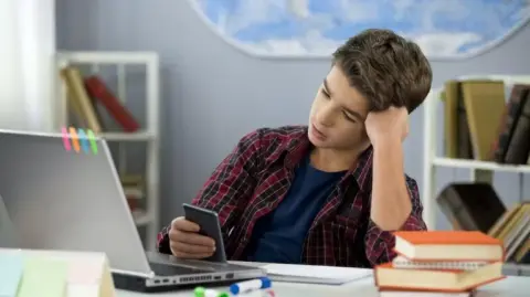 El objetivo de prohibir los celulares en las escuelas es propiciar entornos digitales seguros para la prevención, atención y protección de los derechos humanos de las niñas, niños y adolescentes.

Para más información del tema, visita: 
https://www.eleconomista.com.mx/politica/jalisco-busca-prohibir-celulares-escuelas-evitar-reclutamiento-narco-iniciativa-20250607-762651.html

¡Síguenos en nuestras redes sociales para mantenerte informado!

Twitter: https://twitter.com/eleconomista 
Facebook: https://www.facebook.com/ElEconomista.mx
Instagram: https://www.instagram.com/eleconomistamx
LinkedIn: https://www.linkedin.com/company/el-economista/
T

#ElEconomista #EETV