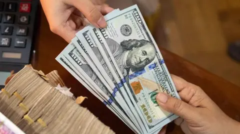 Si lo aprueba el Senado de EU, el impuesto de 3,5% a las remesas será un duro golpe para las familias de cuatro millones de mexicanos que viven en Estados Unidos sin papeles y afectará a un total estimado en 40 millones de personas, entre inmigrantes, trabajadores temporales y titulares de tarjetas de residencia.