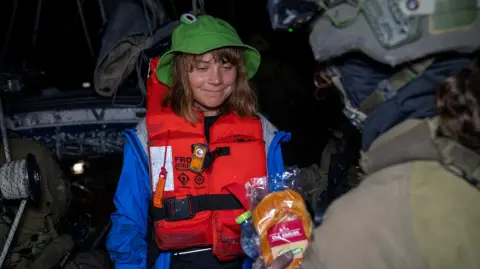 Greta Thunberg recibe comida por parte de soldados israelíes, luego de que estos tomaron y abordaron el barco de ayuda humanitaria en el que viajaba la ambientalista.