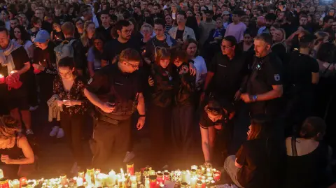 Familiares y amigos encienden velas en un lugar conmemorativo improvisado después de que varias personas murieran en un tiroteo en una escuela, el 10 de junio de 2025 en Graz, sureste de Austria.