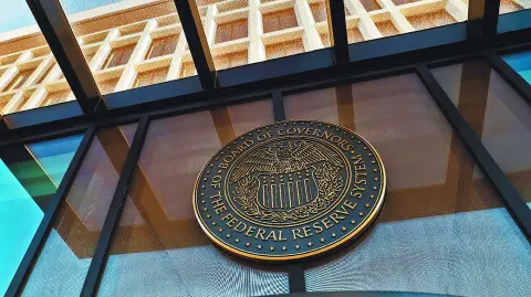 Los datos del viernes no mostraron signos de tensión significativa en el mercado laboral, lo que sugiere que la Fed no tiene prisa por recortar las tasas de interés a corto plazo.