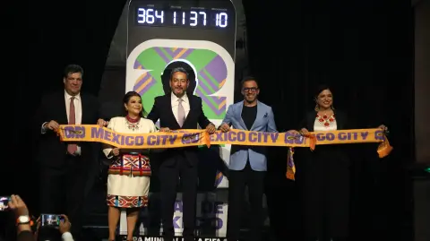 El Gobierno de México develó dos relojes que marcan la cuenta regresiva para el Mundial de Fútbol de 2026.