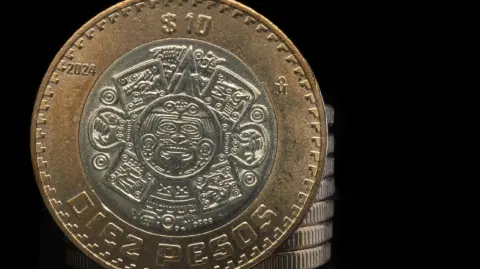 El tipo de cambio tocó a media sesión un nivel de 18.82 por dólar, no visto desde agosto, cuando Trump amenazó a México con detener la relación comercial si no frenaba el envío de drogas y la migración ilegal.