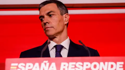 Sánchez, en el poder desde 2018, descartó convocar elecciones anticipadas alegando que este caso "no está afectando al gobierno de España, sino solo al partido".

Para más información del tema, visita: https://www.eleconomista.com.mx/internacionales/pedro-sanchez-rechaza-dimitir-presidencia-espana-pide-perdon-20250612-763462.html

¡Síguenos en nuestras redes sociales para mantenerte informado!

Twitter: https://twitter.com/eleconomista 
Facebook: https://www.facebook.com/ElEconomista.mx
Instagram: https://www.instagram.com/eleconomistamx
LinkedIn: https://www.linkedin.com/company/el-economista/

#ElEconomista #EETV