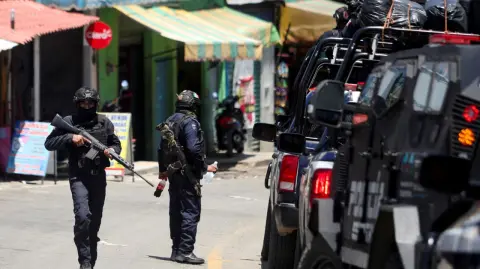 Guatemala y México comparten una frontera de casi 1,000 kilómetros donde abundan los pasos ilegales y la inseguridad. En algunas zonas operan grupos de narcotraficantes de ambos países.

Para más información del tema, visita: https://www.eleconomista.com.mx/politica/guatemala-refuerza-seguridad-frontera-mexico-incursion-autorizada-policias-20250612-763478.html

¡Síguenos en nuestras redes sociales para mantenerte informado!

Twitter: https://twitter.com/eleconomista 
Facebook: https://www.facebook.com/ElEconomista.mx
Instagram: https://www.instagram.com/eleconomistamx
LinkedIn: https://www.linkedin.com/company/el-economista/

#ElEconomista #EETV #Guatemala #Frontera #FronteraGuatemala