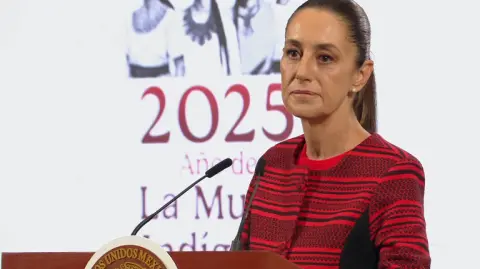 La presidenta de México, Claudia Sheinbaum, anticipó que podría sostener una reunión bilateral con Donald Trump durante su participación en la cumbre del G7 en Canadá.

Para más información del tema, visita: https://www.eleconomista.com.mx/politica/sheinbaum-confirma-posible-reunion-trump-cumbre-g7-canada-20250613-763614.html

¡Síguenos en nuestras redes sociales para mantenerte informado!

Twitter: https://twitter.com/eleconomista 
Facebook: https://www.facebook.com/ElEconomista.mx
Instagram: https://www.instagram.com/eleconomistamx
LinkedIn: https://www.linkedin.com/company/el-economista/
T

#ElEconomista #EETV #G7 #Sheinbaum #Trump