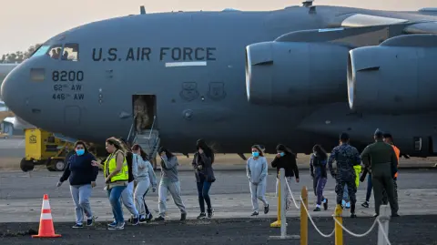 En México, Sheinbaum dijo en la víspera que expresó a Landau su desacuerdo con las redadas migratorias. 

Para más información del tema, visita: https://www.eleconomista.com.mx/internacionales/subsecretario-eu-habla-sobre-migracion-narcotrafico-presidente-guatemala-20250613-763663.html 

¡Síguenos en nuestras redes sociales para mantenerte informado! 

Twitter: https://twitter.com/eleconomista 
Facebook: https://www.facebook.com/ElEconomista.mx 
Instagram: https://www.instagram.com/eleconomistamx 
LinkedIn: https://www.linkedin.com/company/el-economista/ 

#ElEconomista #EETV