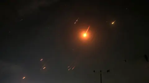 Irán, que niega querer dotarse de armas nucleares, disparó decenas de misiles contra instalaciones militares en Israel.

Para más información del tema, visita: https://www.eleconomista.com.mx/internacionales/israel-advierte-teheran-ardera-iran-sigue-disparando-misiles-20250614-763718.html 

¡Síguenos en nuestras redes sociales para mantenerte informado!

Twitter: https://twitter.com/eleconomista 
Facebook: https://www.facebook.com/ElEconomista.mx
Instagram: https://www.instagram.com/eleconomistamx
LinkedIn: https://www.linkedin.com/company/el-economista/

#ElEconomista #EETV #Irán