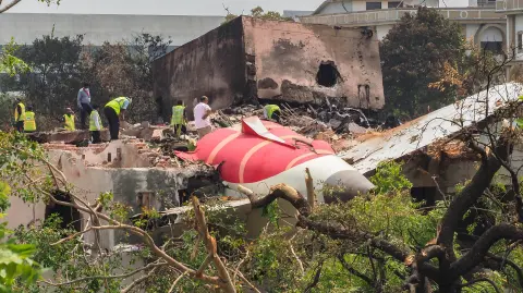 Al menos 279 personas murieron el jueves al estrellarse un Boeing 787 de Air India en la ciudad india de Ahmedabad, la catástrofe aérea más mortífera del mundo desde 2014, según un nuevo balance divulgado el sábado.

¡Síguenos en nuestras redes sociales para mantenerte informado!

Twitter: https://twitter.com/eleconomista 
Facebook: https://www.facebook.com/ElEconomista.mx
Instagram: https://www.instagram.com/eleconomistamx
LinkedIn: https://www.linkedin.com/company/el-economista/

#ElEconomista #EETV #AirIndia