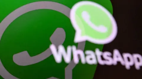 WhatsApp, propiedad de Meta, anunció este lunes que incluirá publicidad para sus usuarios, lo que supone un cambio significativo para la plataforma de mensajería, que desde su lanzamiento había estado casi libre de anuncios.

Para más información del tema, visita: https://www.eleconomista.com.mx/tecnologia/whatsapp-empezara-mostrar-publicidad-permitira-cobrar-suscripciones-20250616-763891.html

¡Síguenos en nuestras redes sociales para mantenerte informado!

Twitter: https://twitter.com/eleconomista 
Facebook: https://www.facebook.com/ElEconomista.mx
Instagram: https://www.instagram.com/eleconomistamx
LinkedIn: https://www.linkedin.com/company/el-economista/

#ElEconomista #EETV