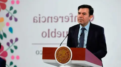 La estrategia nacional de repatriación “México te Abraza” ha brindado atención a 56,298 connacionales repatriados desde Estados Unidos entre el 20 de enero y la fecha, informó el subsecretario de Gobernación, Arturo Medina Padilla.

Para más información del tema, visita: https://www.eleconomista.com.mx/politica/estrategia-mexico-te-abraza-gobierno-atendido-56-000-repatriados-20250616-763894.html

¡Síguenos en nuestras redes sociales para mantenerte informado!

Twitter: https://twitter.com/eleconomista 
Facebook: https://www.facebook.com/ElEconomista.mx
Instagram: https://www.instagram.com/eleconomistamx
LinkedIn: https://www.linkedin.com/company/el-economista/

#ElEconomista #EETV