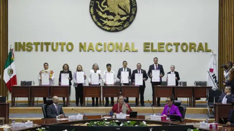 Silvia Rocío Delgado García, quien fuera abogada de Joaquín el Chapo Guzmán Loera, exlíder del Cártel de Sinaloa, está a unos pasos de convertirse en jueza penal del estado de Chihuahua.

Para más información del tema, visita: https://www.eleconomista.com.mx/politica/abogada-chapo-pasos-jueza-penal-20250617-764223.html

¡Síguenos en nuestras redes sociales para mantenerte informado!

Twitter: https://twitter.com/eleconomista 
Facebook: https://www.facebook.com/ElEconomista.mx
Instagram: https://www.instagram.com/eleconomistamx
LinkedIn: https://www.linkedin.com/company/el-economista/

#ElEconomista #EETV