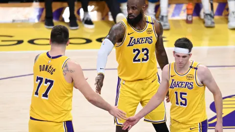 Los Lakers de Los Ángeles serán adquiridos por el multimillonario Mark Walter, propietario de los Dodgers de Los Ángeles. Foto: AFP