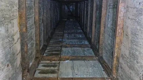 Autoridades mexicanas localizaron un túnel transfronterizo de casi 600 metros de longitud durante un operativo conjunto en Tijuana.