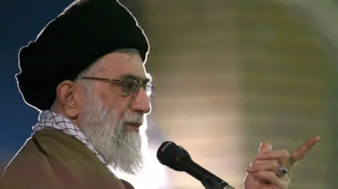 La caída del líder supremo de Irán, Ali Jamenei, no garantizaría la implantación de un régimen democrático en el país, donde la oposición está muy dividida, afirman los analistas.

Para más información del tema, visita: https://www.eleconomista.com.mx/internacionales/cae-lider-supremo-iran-sustituira-ali-jamenei-20250619-764472.html

¡Síguenos en nuestras redes sociales para mantenerte informado!

Twitter: https://twitter.com/eleconomista 
Facebook: https://www.facebook.com/ElEconomista.mx
Instagram: https://www.instagram.com/eleconomistamx
LinkedIn: https://www.linkedin.com/company/el-economista/

#ElEconomista #EETV