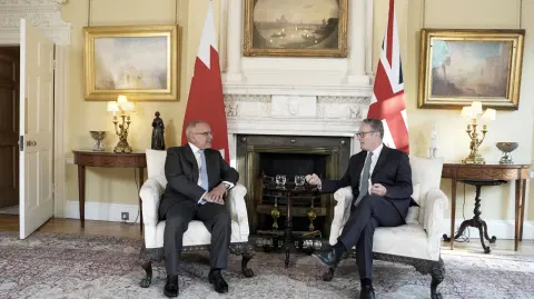 El primer ministro británico, Keir Starmer, se reúne con el príncipe heredero de Baréin, el príncipe Salman bin Hamad Al Khalifa.