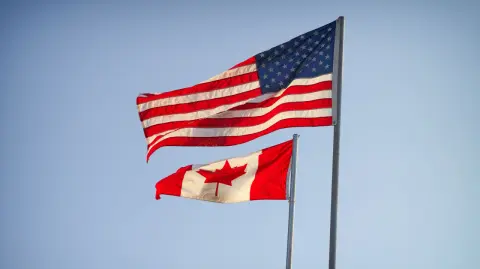 Canadá "ajustará" sus aranceles del 25% al acero y aluminio de Estados Unidos impuestos en represalia a una duplicación de los gravámenes estadounidenses, si no se logra un acuerdo comercial bilateral en los próximos 30 días, dijo este jueves el primer ministro Mark Carney.

Para más información del tema, visita: https://www.eleconomista.com.mx/empresas/canada-ajustara-aranceles-acero-aluminio-eu-21-julio-hay-acuerdo-trump-20250619-764489.html

¡Síguenos en nuestras redes sociales para mantenerte informado!

Twitter: https://twitter.com/eleconomista 
Facebook: https://www.facebook.com/ElEconomista.mx
Instagram: https://www.instagram.com/eleconomistamx
LinkedIn: https://www.linkedin.com/company/el-economista/

#ElEconomista #EETV