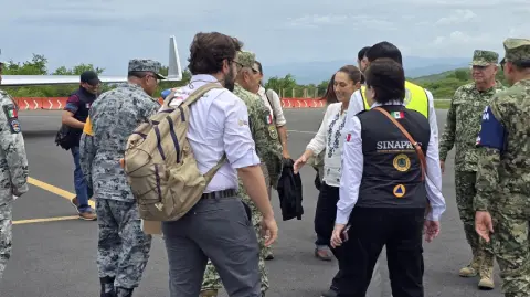 La presidenta Claudia Sheinbaum realizó la tarde de este viernes un recorrido aéreo para evaluar los daños provocados por el paso del huracán "Erick" en distintas regiones de Oaxaca.

Para más información del tema, visita: https://www.eleconomista.com.mx/politica/sheinbaum-sobrevuela-zonas-afectadas-oaxaca-paso-huracan-erick-20250620-764640.html

¡Síguenos en nuestras redes sociales para mantenerte informado!

Twitter: https://twitter.com/eleconomista 
Facebook: https://www.facebook.com/ElEconomista.mx
Instagram: https://www.instagram.com/eleconomistamx
LinkedIn: https://www.linkedin.com/company/el-economista/

#ElEconomista #EETV #HuracánErick