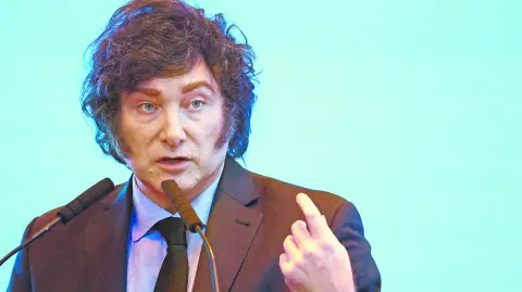 Cristina Fernández comenzó esta misma semana a cumplir su pena, aunque el tribunal ha accedido a que lo haga en su vivienda de Buenos Aires en lugar de en una cárcel.

Para más información del tema, visita: https://www.eleconomista.com.mx/internacionales/milei-descarta-disparate-posible-indulto-cristina-fernandez-20250620-764651.html 

¡Síguenos en nuestras redes sociales para mantenerte informado!

Twitter: https://twitter.com/eleconomista 
Facebook: https://www.facebook.com/ElEconomista.mx
Instagram: https://www.instagram.com/eleconomistamx
LinkedIn: https://www.linkedin.com/company/el-economista/

#ElEconomista #EETV