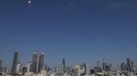 El ministro iraní de Asuntos Exteriores, Abbas Araqchi, dijo que la agresión de Israel, que según él tiene indicios de la participación de Estados Unidos, debe detenerse para que la república islámica pueda "volver a la diplomacia".

Para más información del tema, visita: https://www.eleconomista.com.mx/internacionales/israel-dice-haber-matado-importante-comandante-irani-medio-ataques-ambas-partes-20250621-764716.html

¡Síguenos en nuestras redes sociales para mantenerte informado!

Twitter: https://twitter.com/eleconomista 
Facebook: https://www.facebook.com/ElEconomista.mx
Instagram: https://www.instagram.com/eleconomistamx
LinkedIn: https://www.linkedin.com/company/el-economista/
T

#ElEconomista #EETV