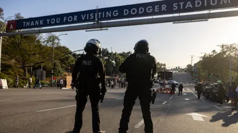 Como respuesta a las redadas, en Los Ángeles se han registrado numerosas protestas que han incluido algunos incidentes violentos aislados.

Para más información del tema, visita: https://www.eleconomista.com.mx/internacionales/dodgers-anuncian-ayuda-millon-dolares-inmigrantes-angeles-20250620-764705.html 

¡Síguenos en nuestras redes sociales para mantenerte informado!

Twitter: https://twitter.com/eleconomista 
Facebook: https://www.facebook.com/ElEconomista.mx
Instagram: https://www.instagram.com/eleconomistamx
LinkedIn: https://www.linkedin.com/company/el-economista/

#ElEconomista #EETV #Redadas