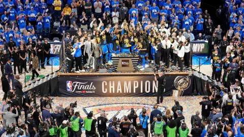 Celebración de los Oklahoma City Thunder tras vencer a los Indiana Pacers, en el Paycom Center