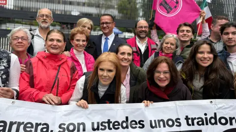 Integrantes de Somo Mx frente a las instalaciones del INE.